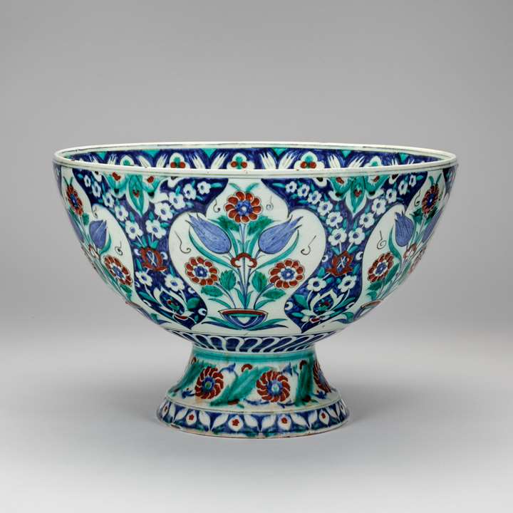 A large Cantagalli footed bowl 